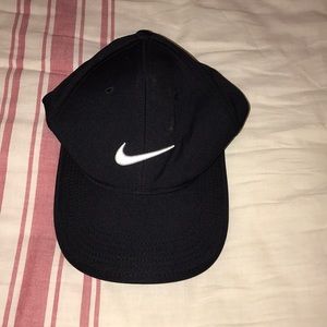 I’m selling a used Nike hat.